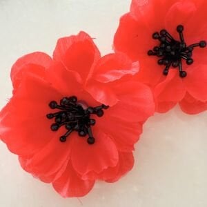 Marka Model Boncuk Detaylı Kırmızı Çiçek Küpe