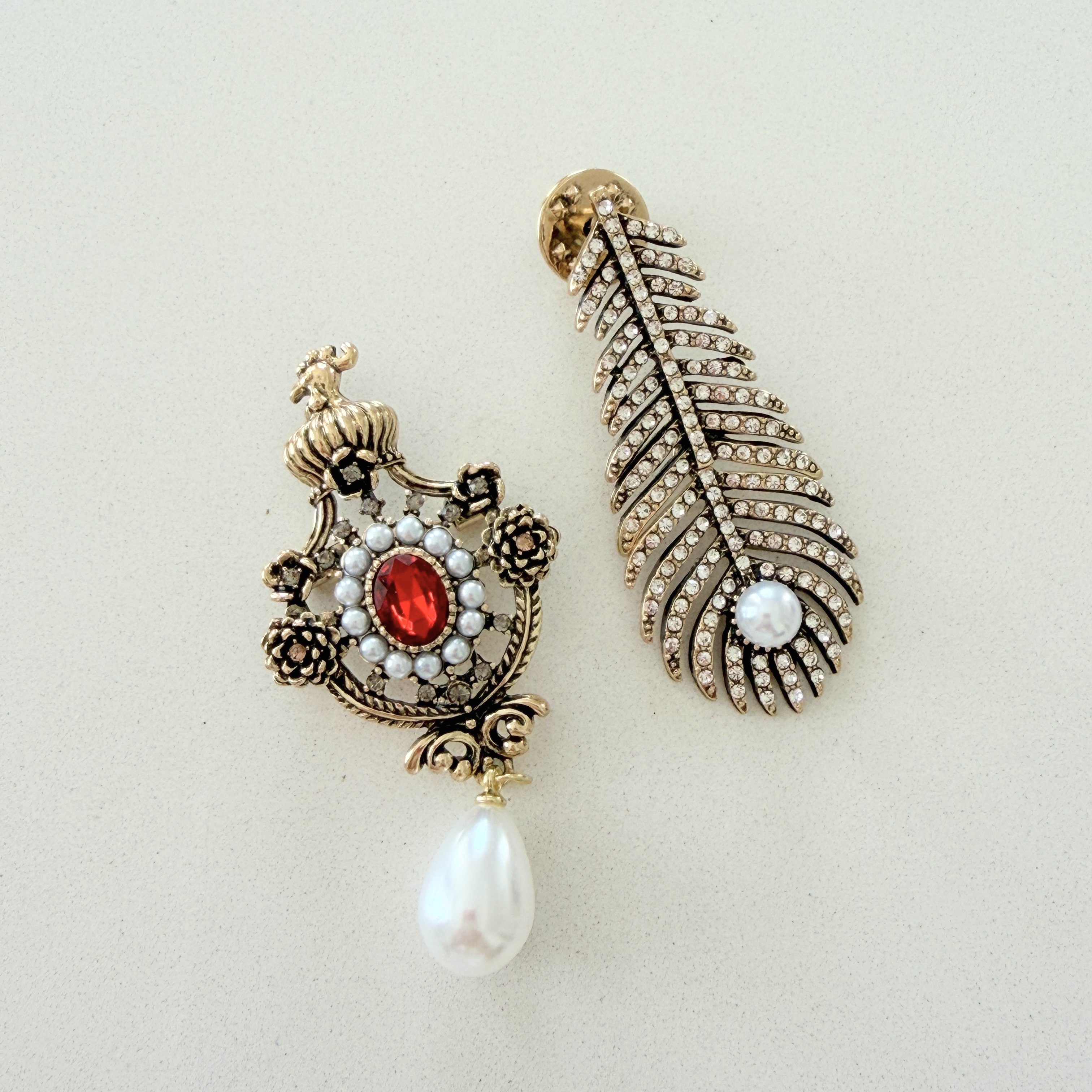 İnci Detaylı Tüy ve Motif Detaylı Vintage Broş