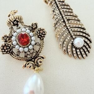 İnci Detaylı Tüy ve Motif Detaylı Vintage Broş