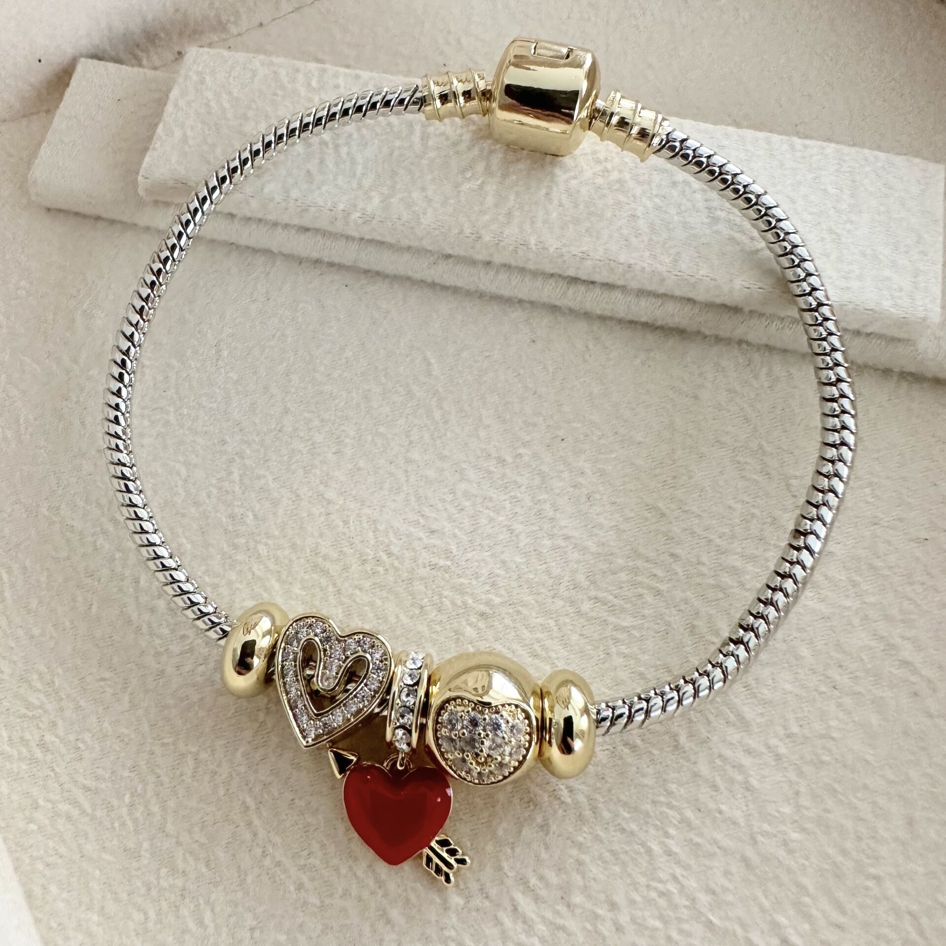 Altın Kaplama Sallantılı Kırmızı Kalp Charm Bileklik