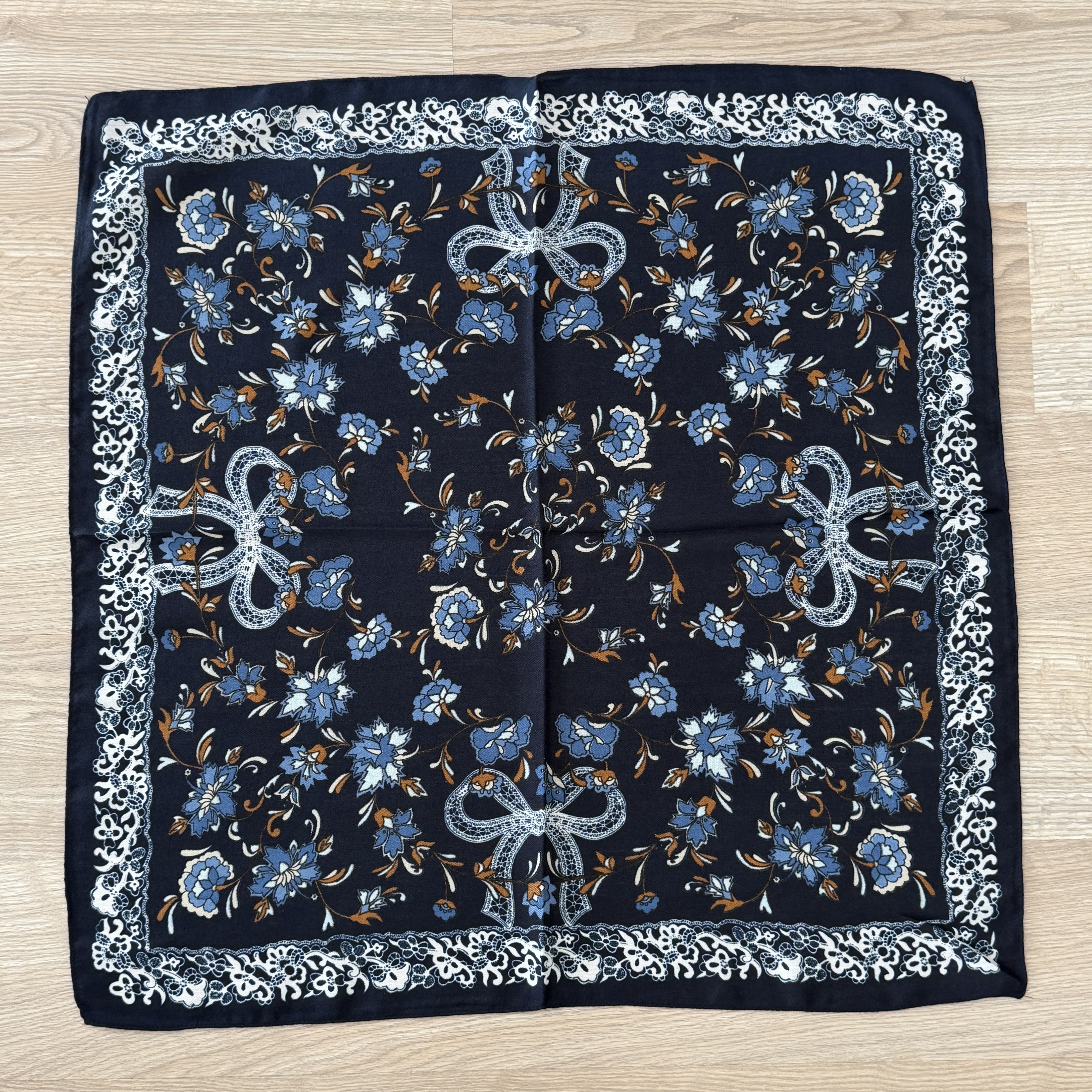Lacivert Mavi Çiçekli Pamuklu Şal 70*70cm
