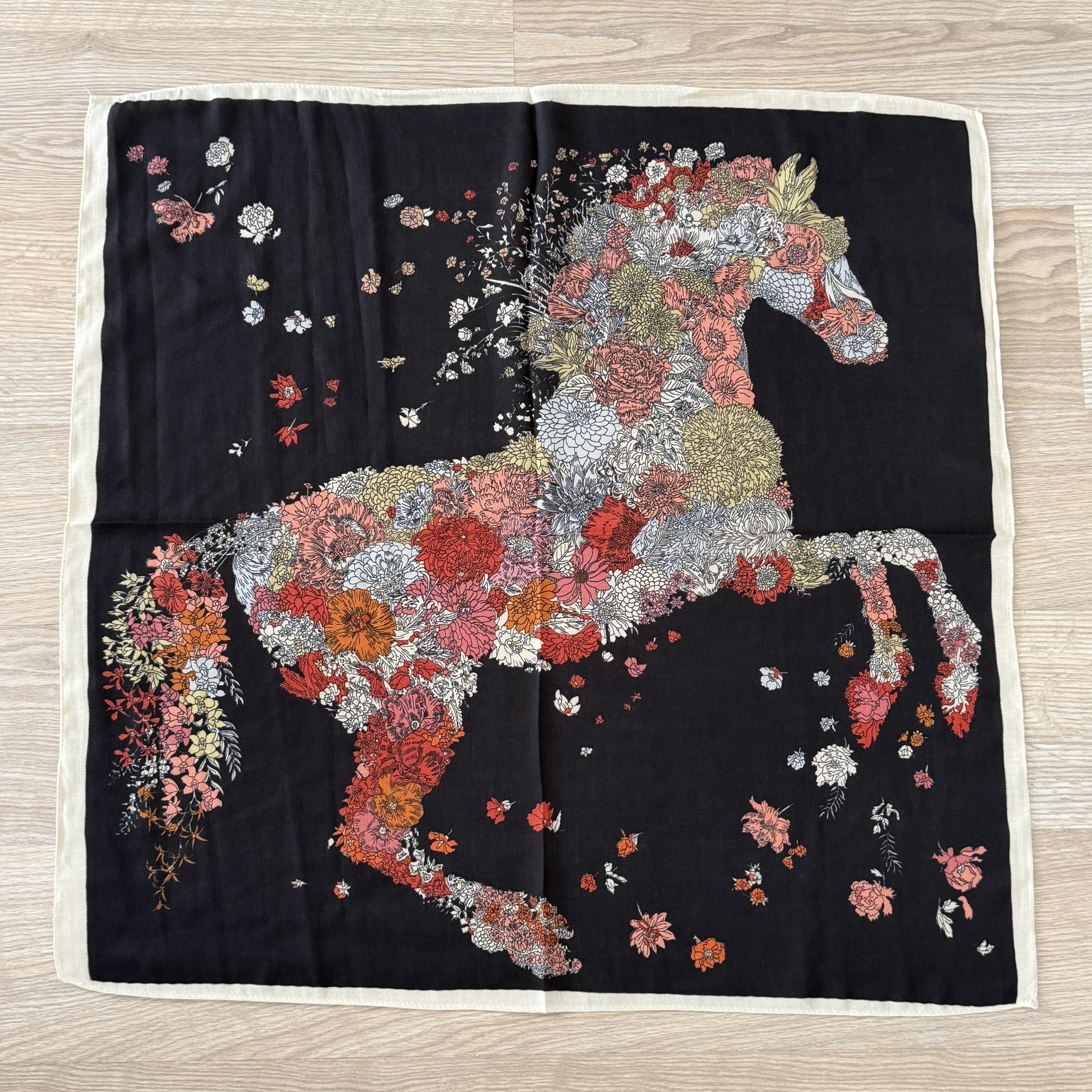 Renkli Çiçekli At Figürlü Pamuklu Şal 70*70cm