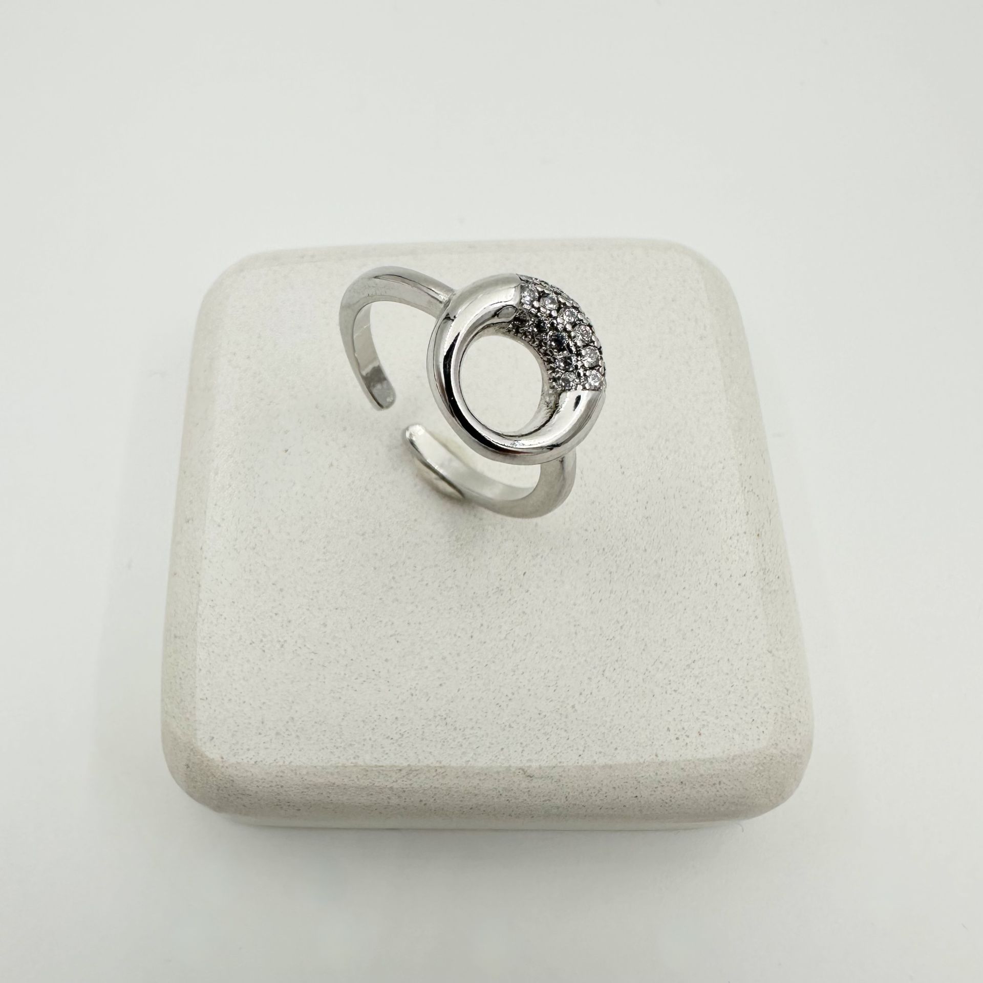 Özel Seri Taş Detaylı Daire Yüzük -silver-