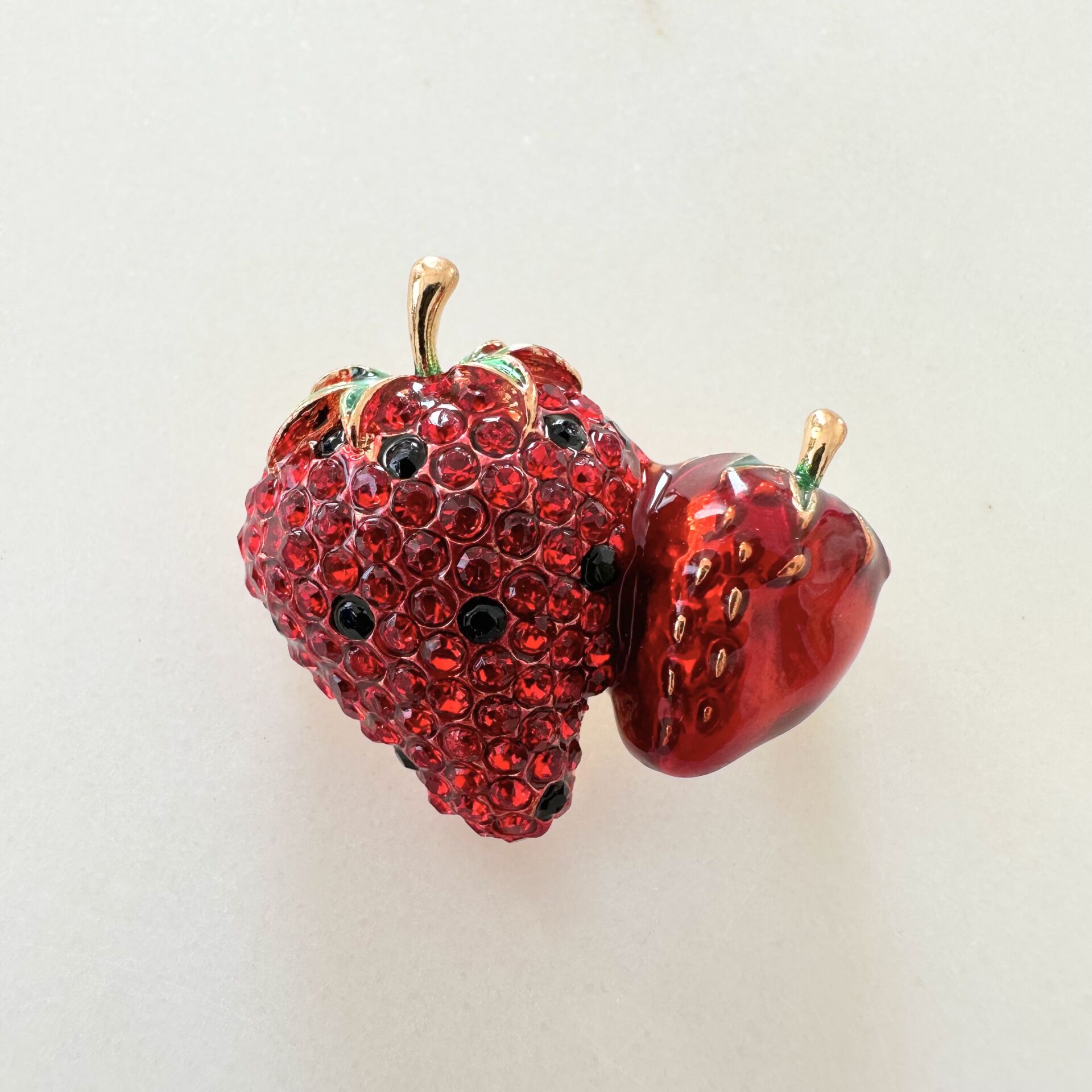 Çilek Broş