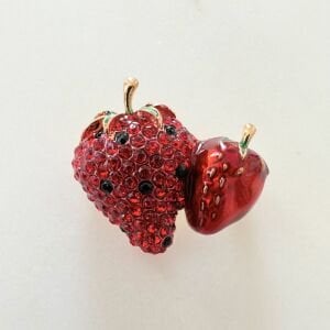 Çilek Broş