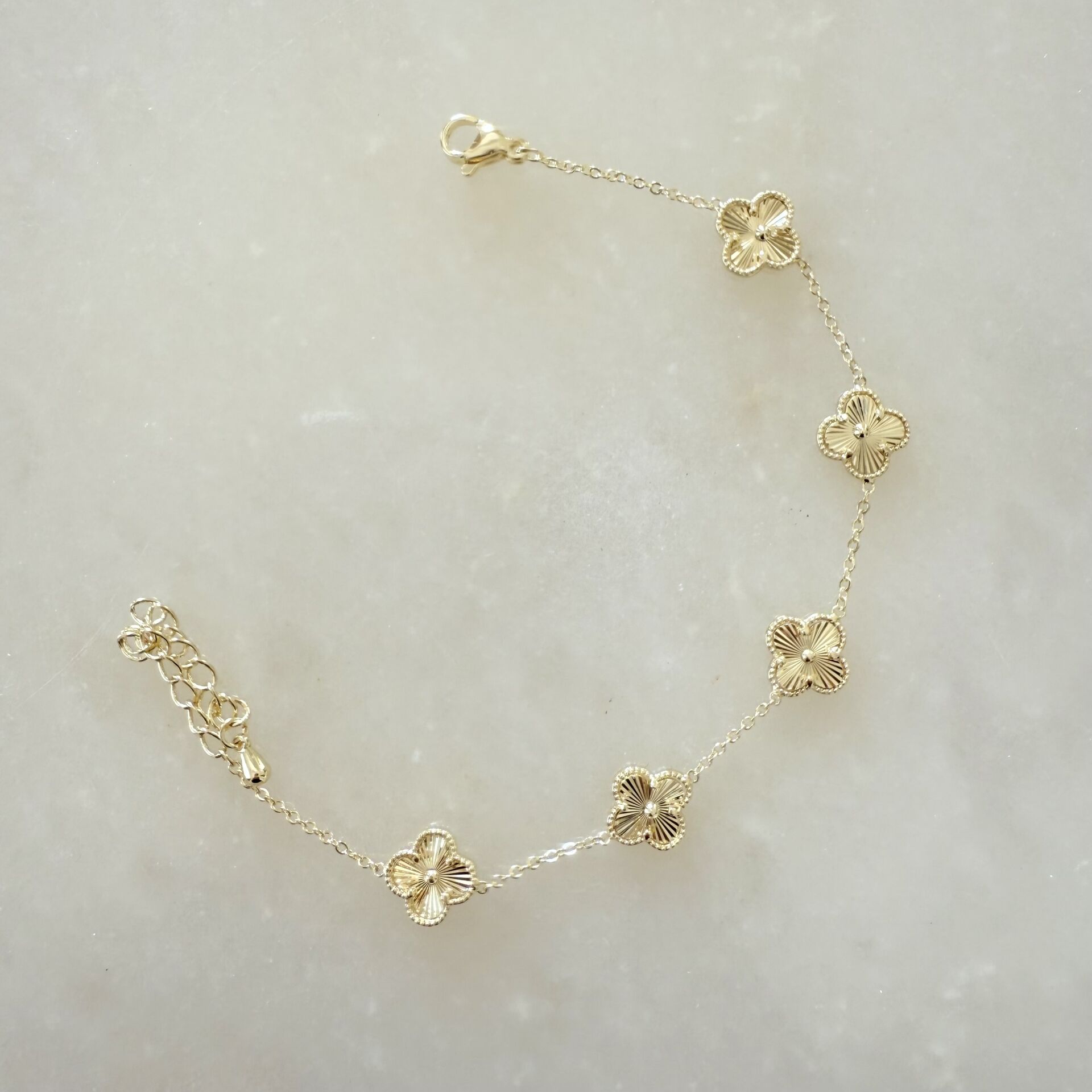 Özel Seri Gold Minimal Yonca Bileklik
