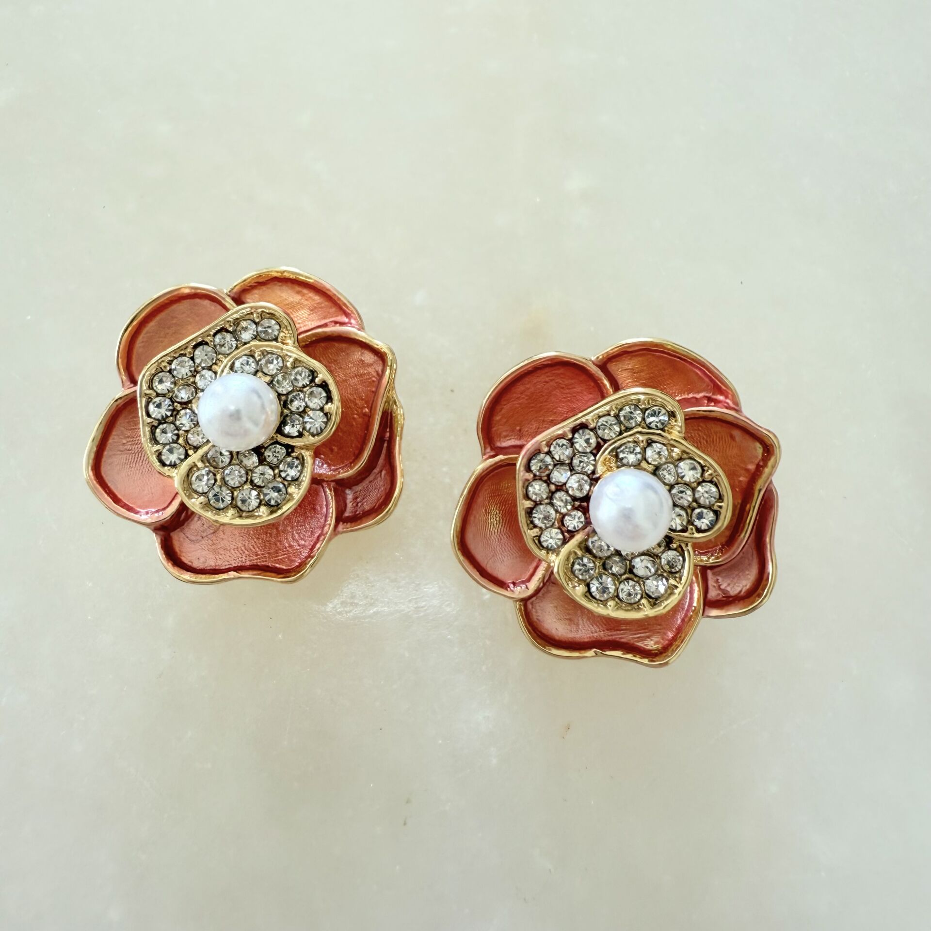 İnci Detaylı Gül Düğme Aksesuarı