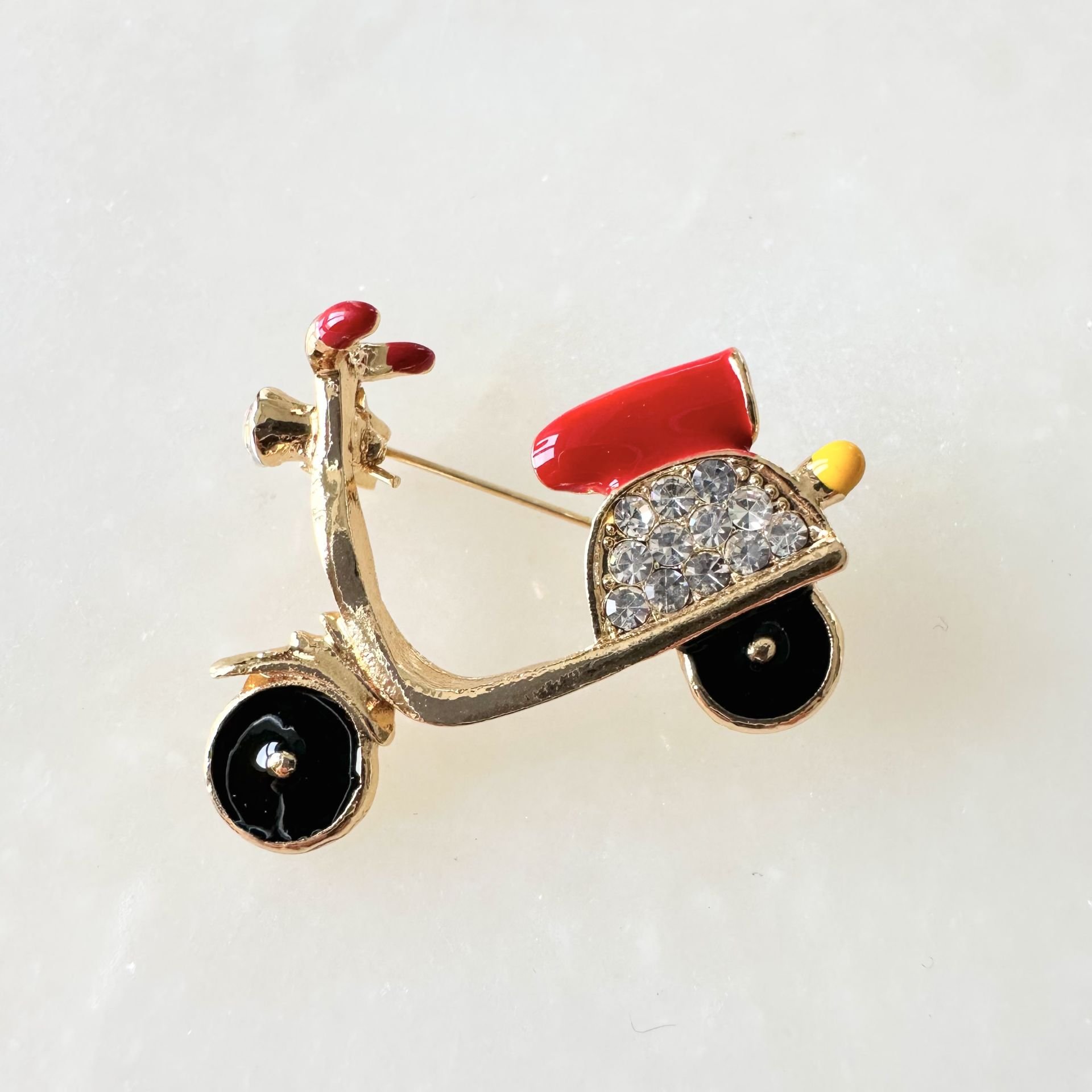 Scooter Broş