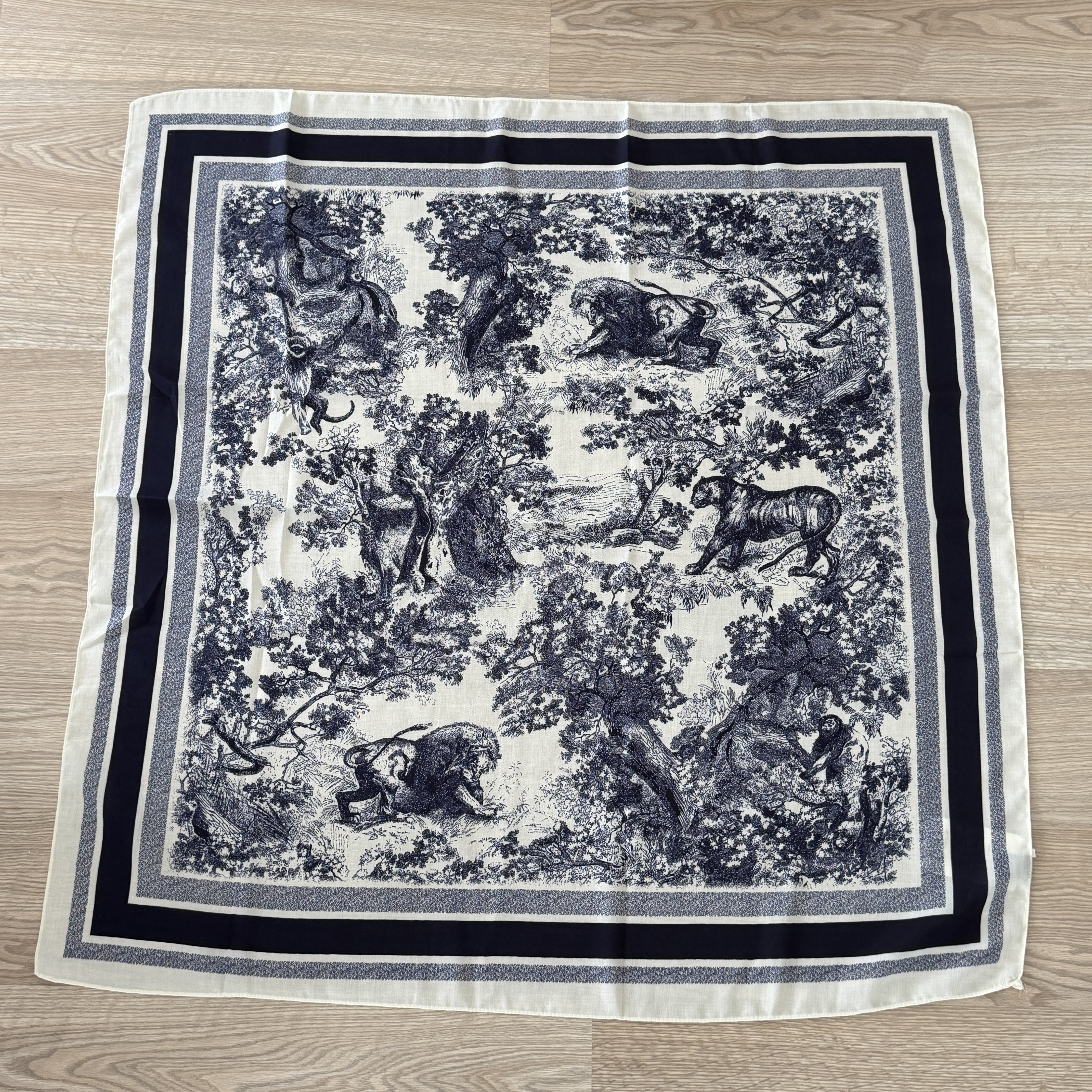 Lacivert Krem Hayvan Desenli Pamuklu Şal 90*90cm