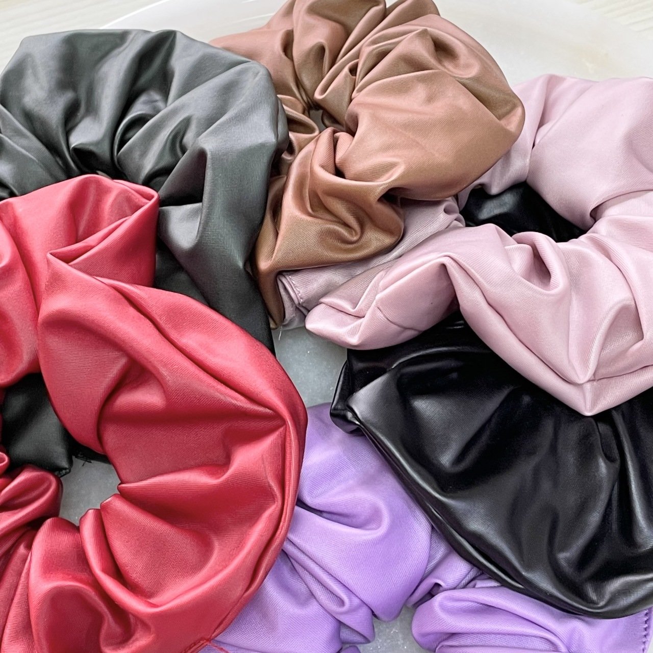 Deri scrunchie toka