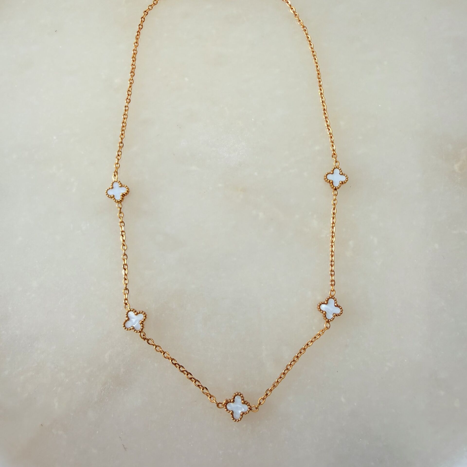 Çelik Beyaz Minimal Yonca Kolye