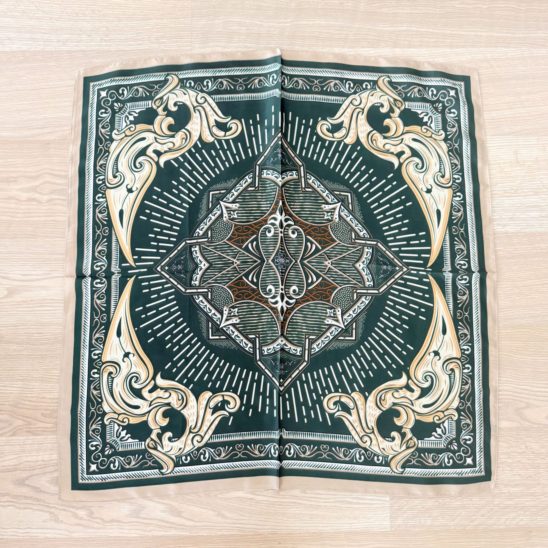 Yeşil Etnik Desenli İpek Saten Fular (70*70)