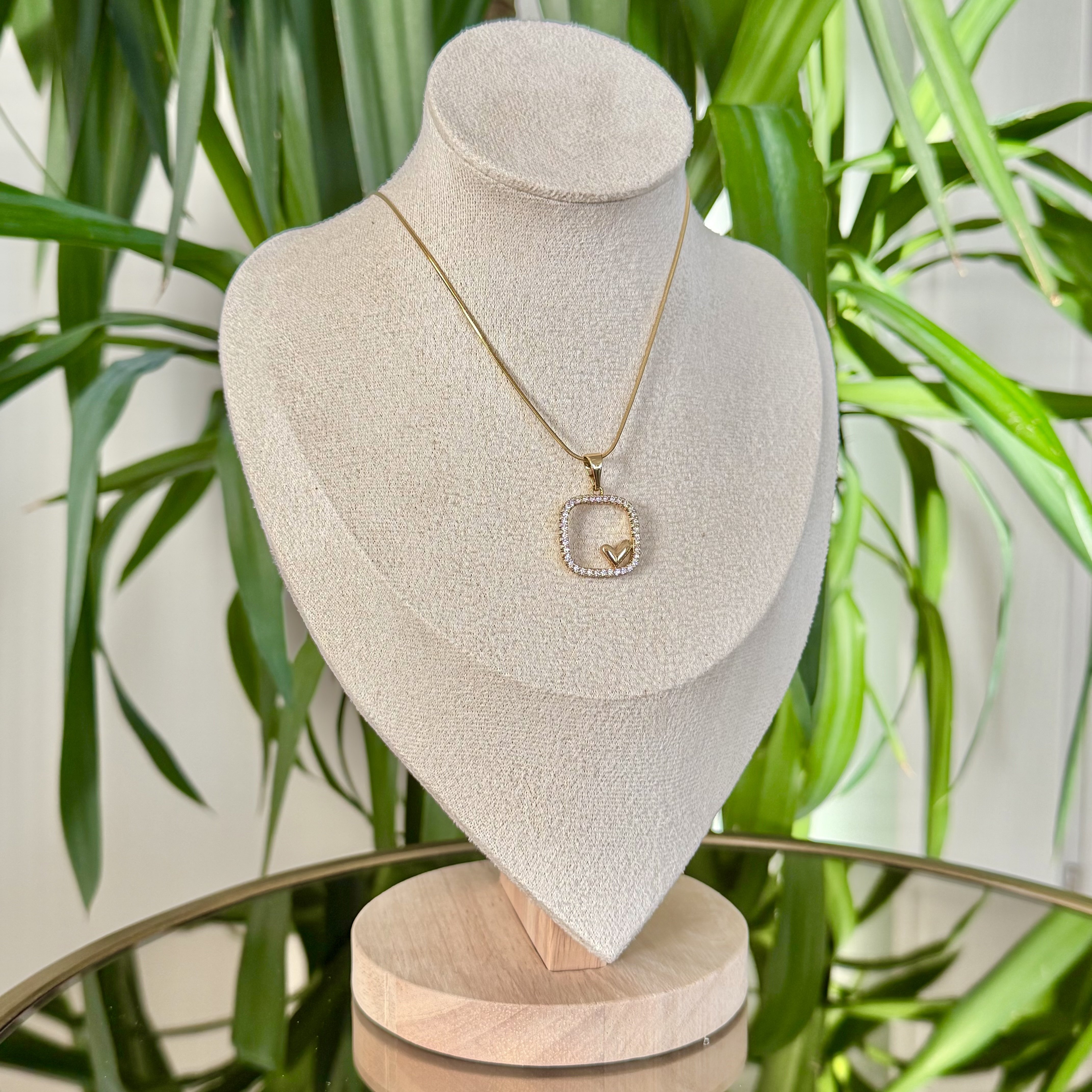 Özel Seri Kalp Detaylı Kare Taşlı Kolye