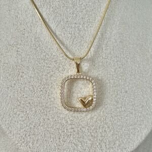 Özel Seri Kalp Detaylı Kare Taşlı Kolye