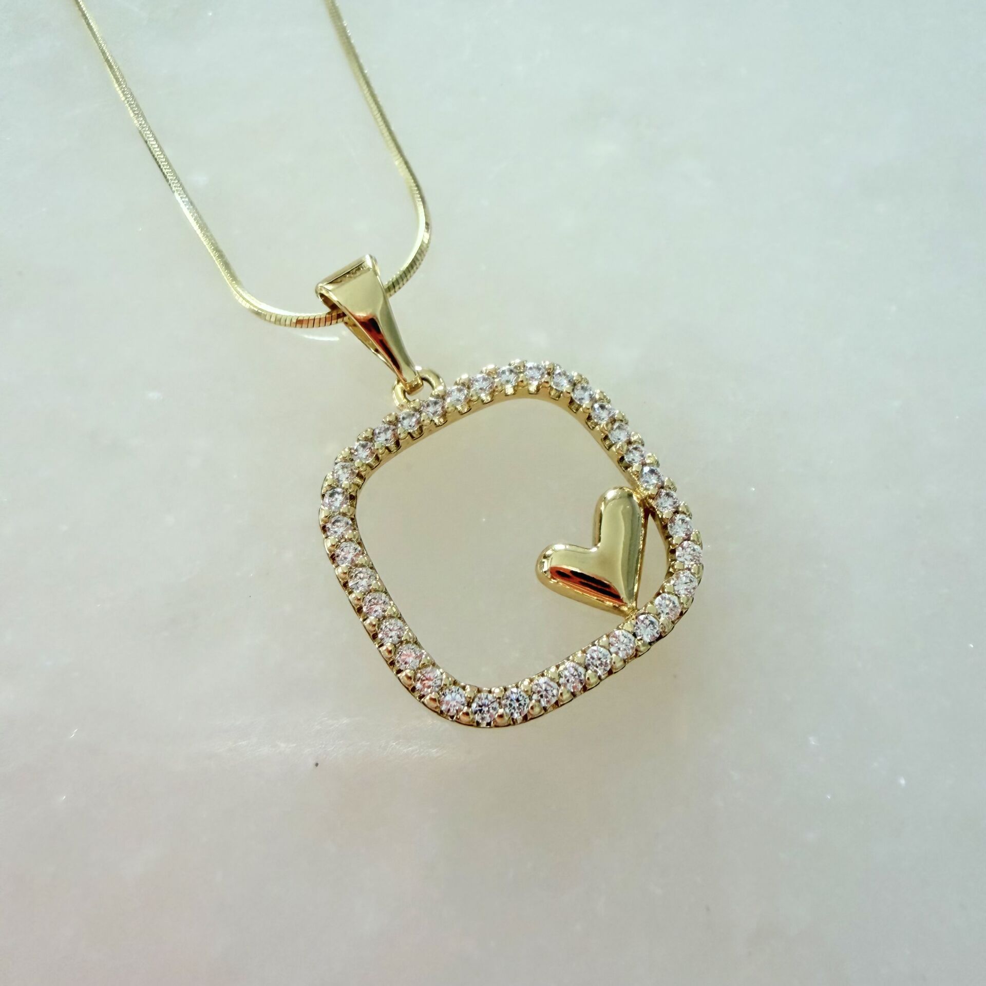 Özel Seri Kalp Detaylı Kare Taşlı Kolye