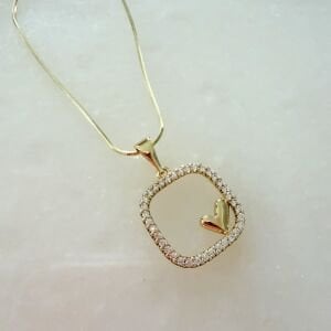 Özel Seri Kalp Detaylı Kare Taşlı Kolye