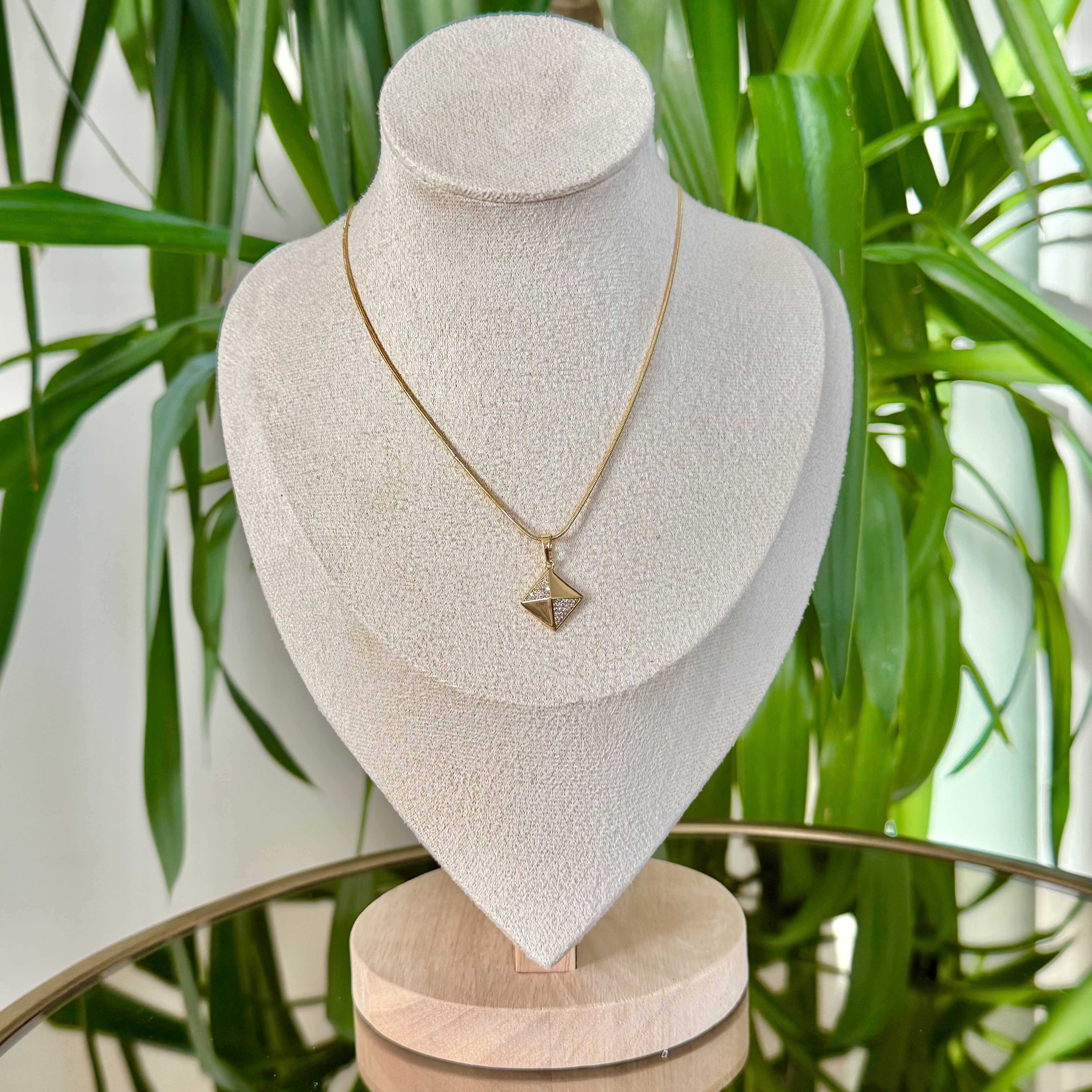 Özel Seri Taş Detaylı Prizma Kolye