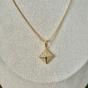 Özel Seri Taş Detaylı Prizma Kolye