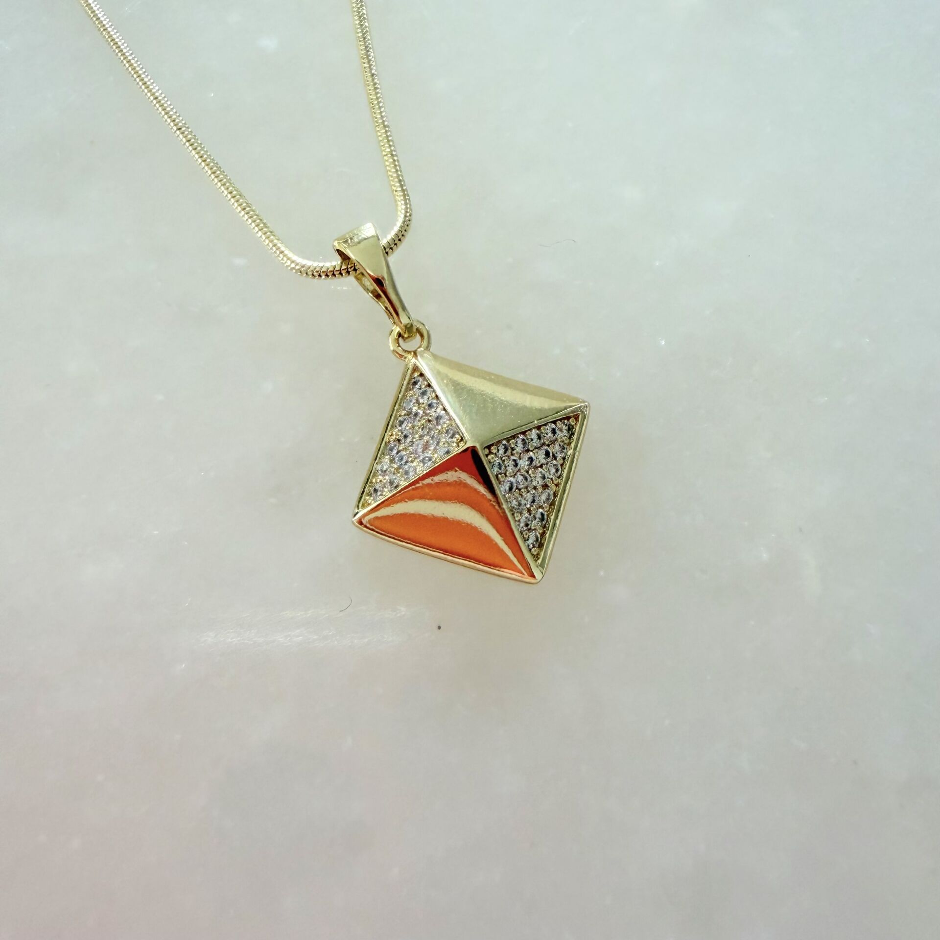 Özel Seri Taş Detaylı Prizma Kolye