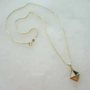 Özel Seri Taş Detaylı Prizma Kolye