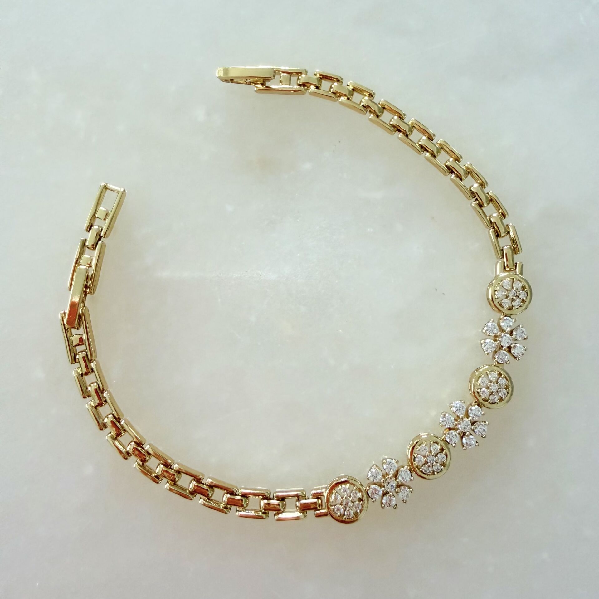 Özel Seri Taşlı Çiçekli Bileklik