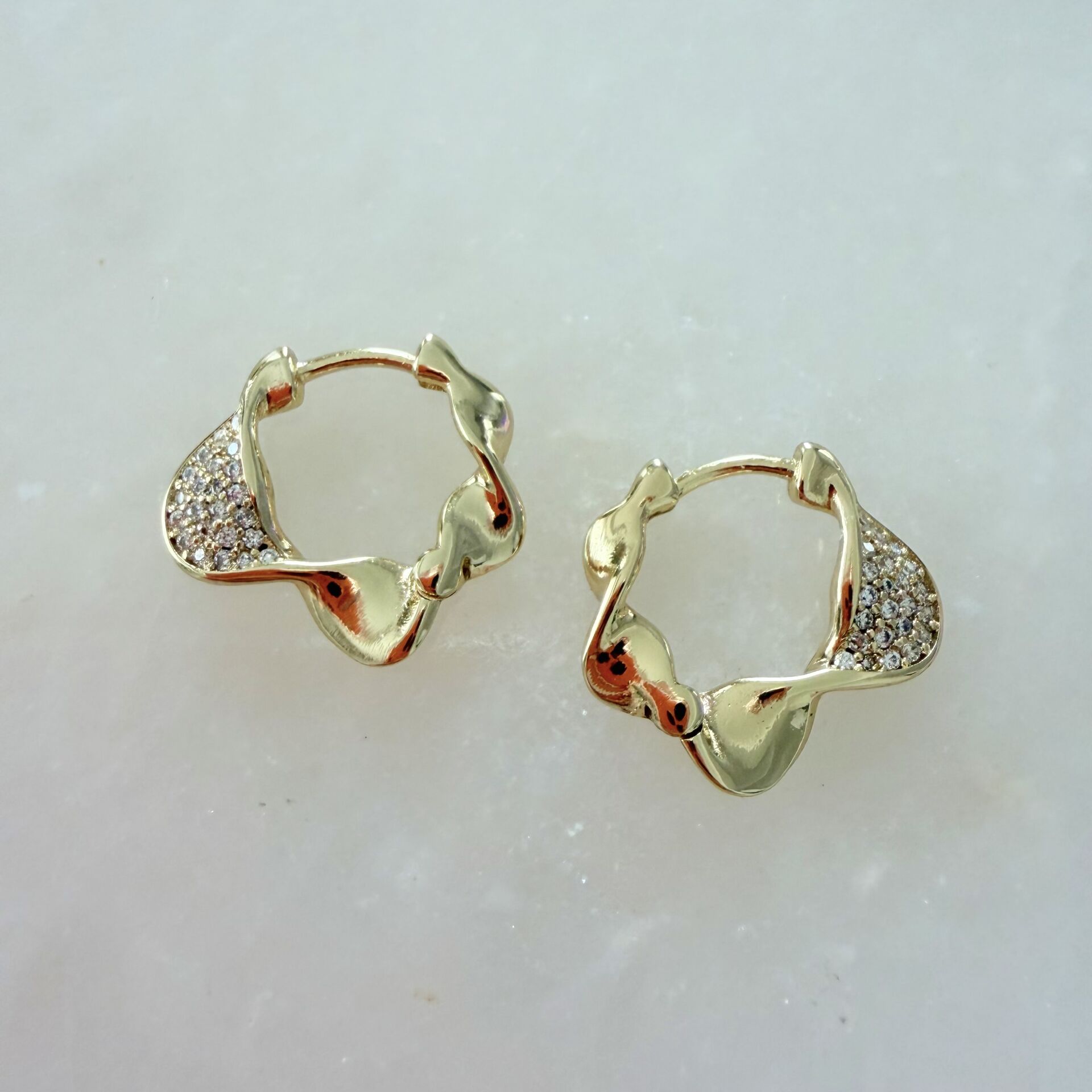 Özel Seri Taşlı Dalgalı Halka Küpe