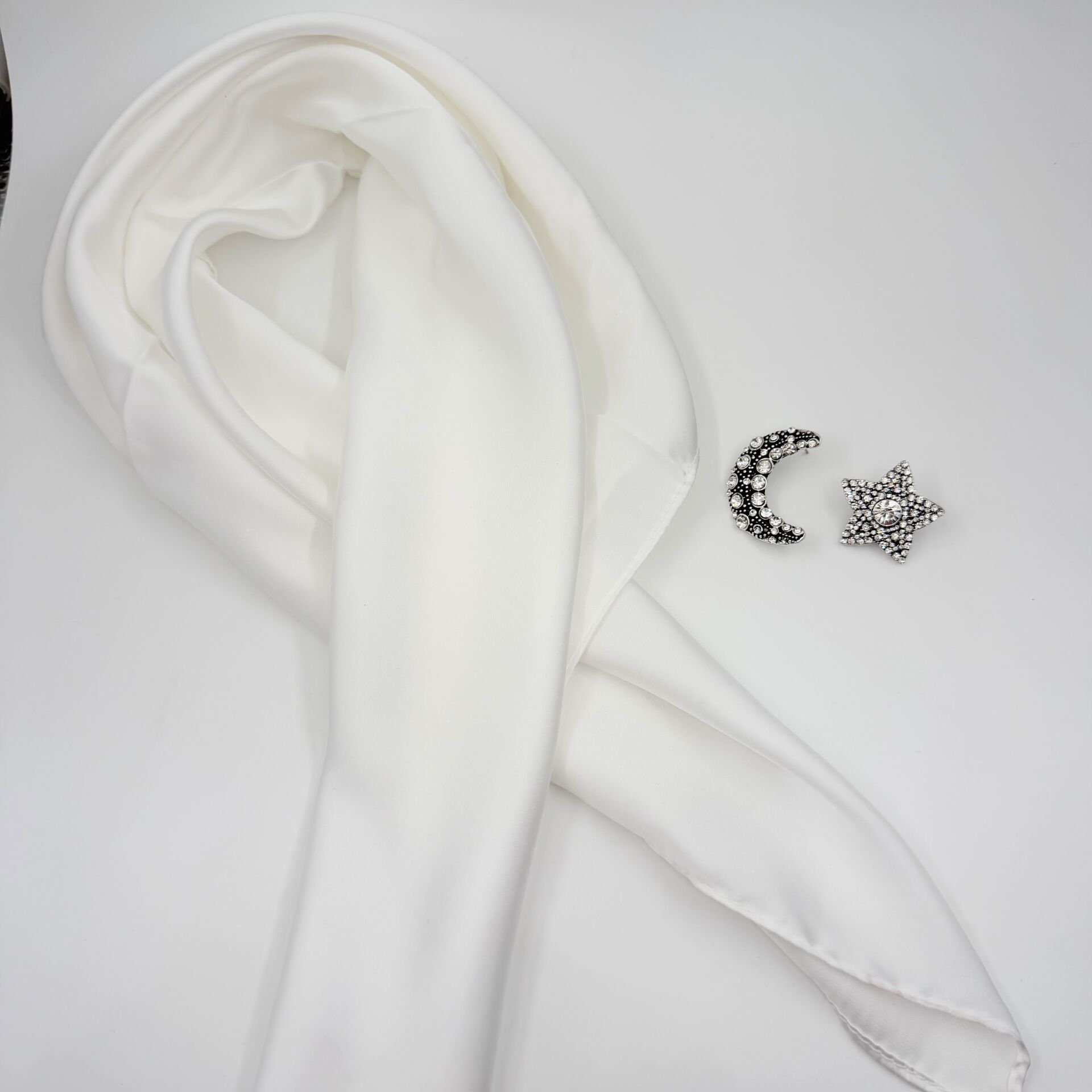 Ay Yıldız Küpe- Beyaz İpek Saten Fular Kombin