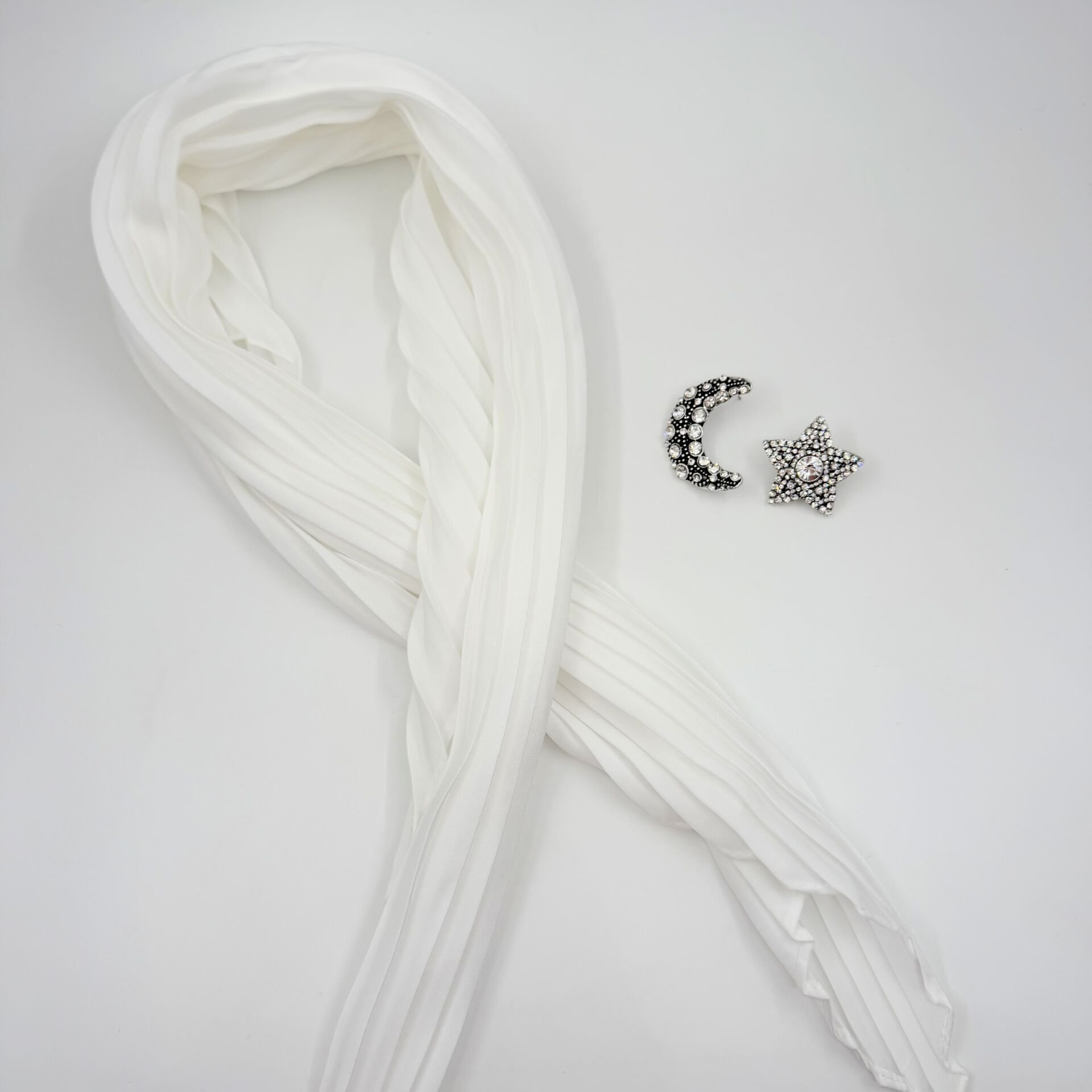 Ay Yıldız Küpe- Beyaz İpek Saten Fular Kombin