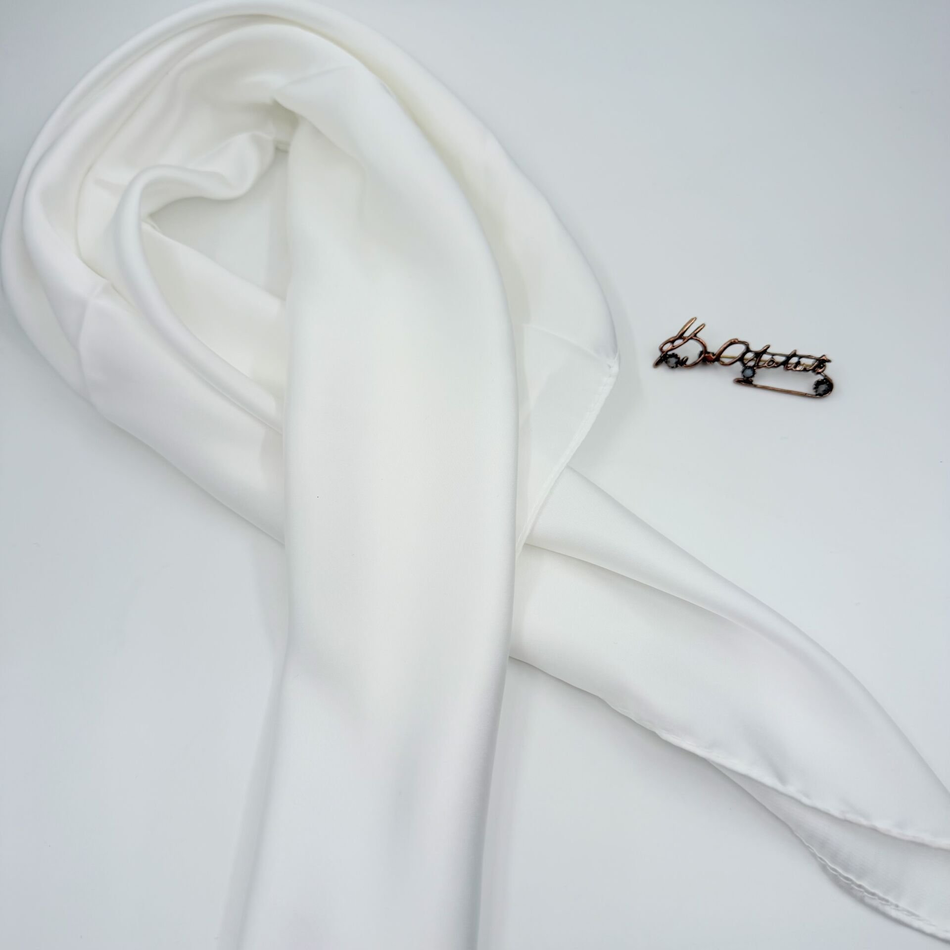 M.Kemal Atatürk İmza Broş -Beyaz İpek Saten Fular Kombin