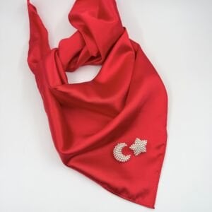 İncili Ay Yıldız Küpe Kırmızı İpek Saten Fular Kombin