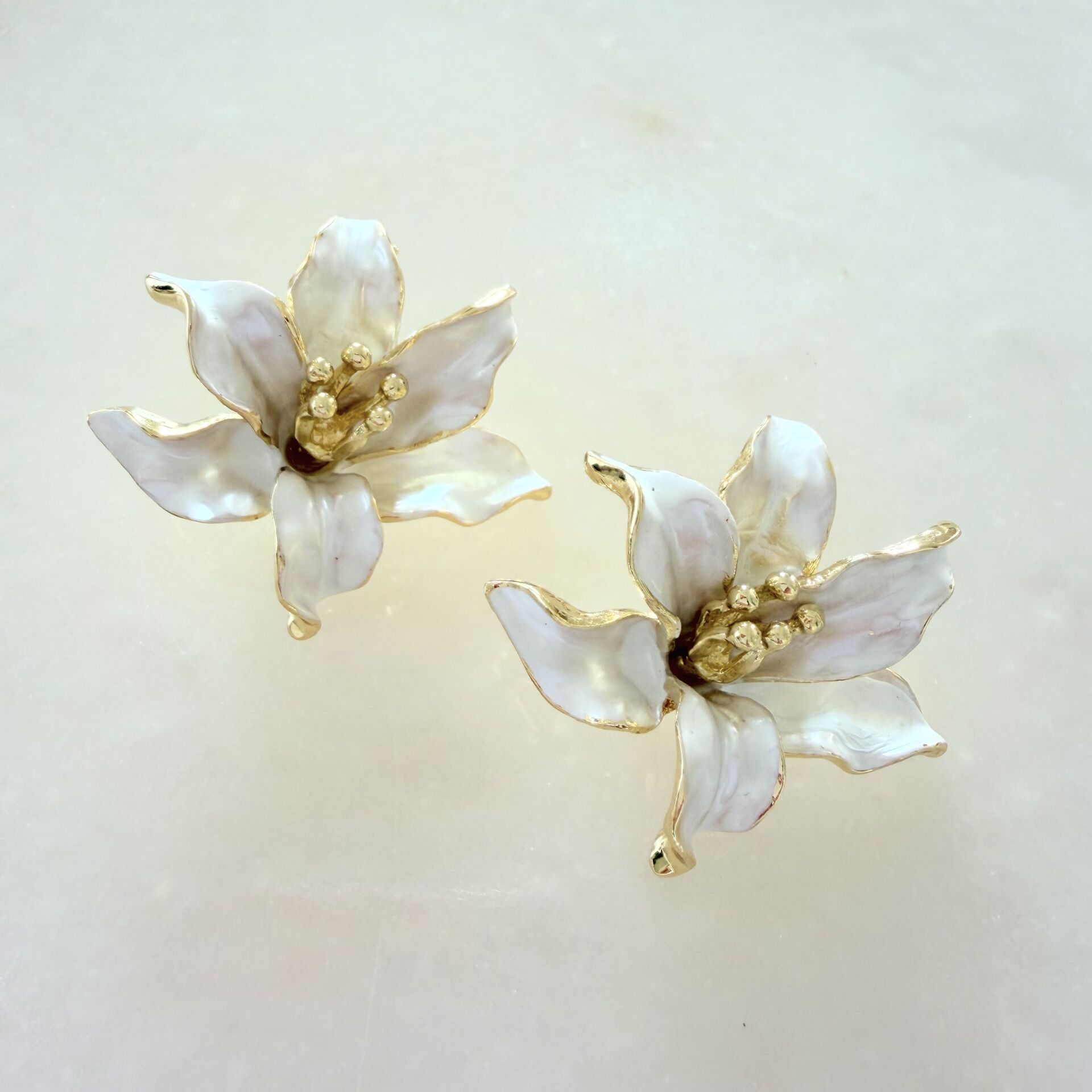 Beyaz Mineli Çiçek Küpe