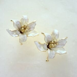 Beyaz Mineli Çiçek Küpe