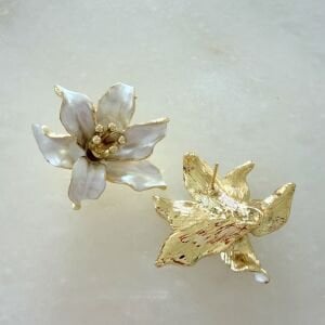 Beyaz Mineli Çiçek Küpe