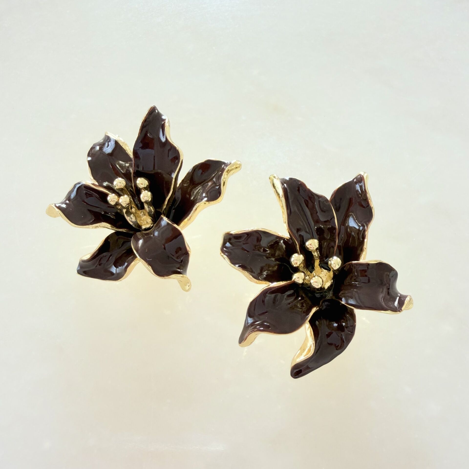 Kahverengi Mineli Çiçek Küpe