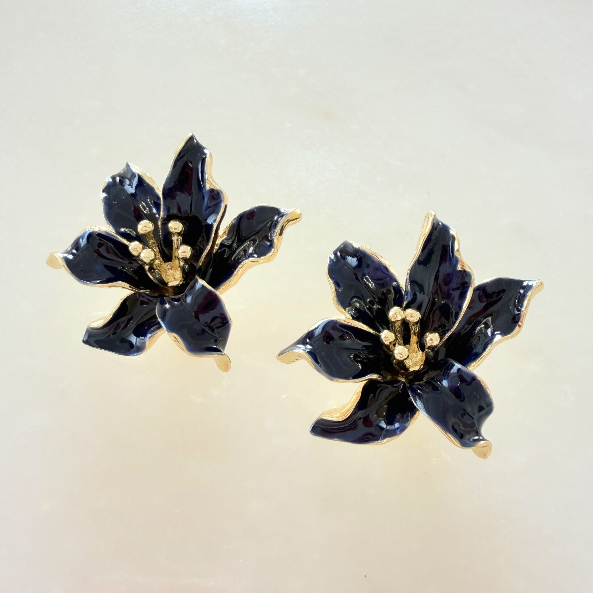 Lacivert Mineli Çiçek Küpe