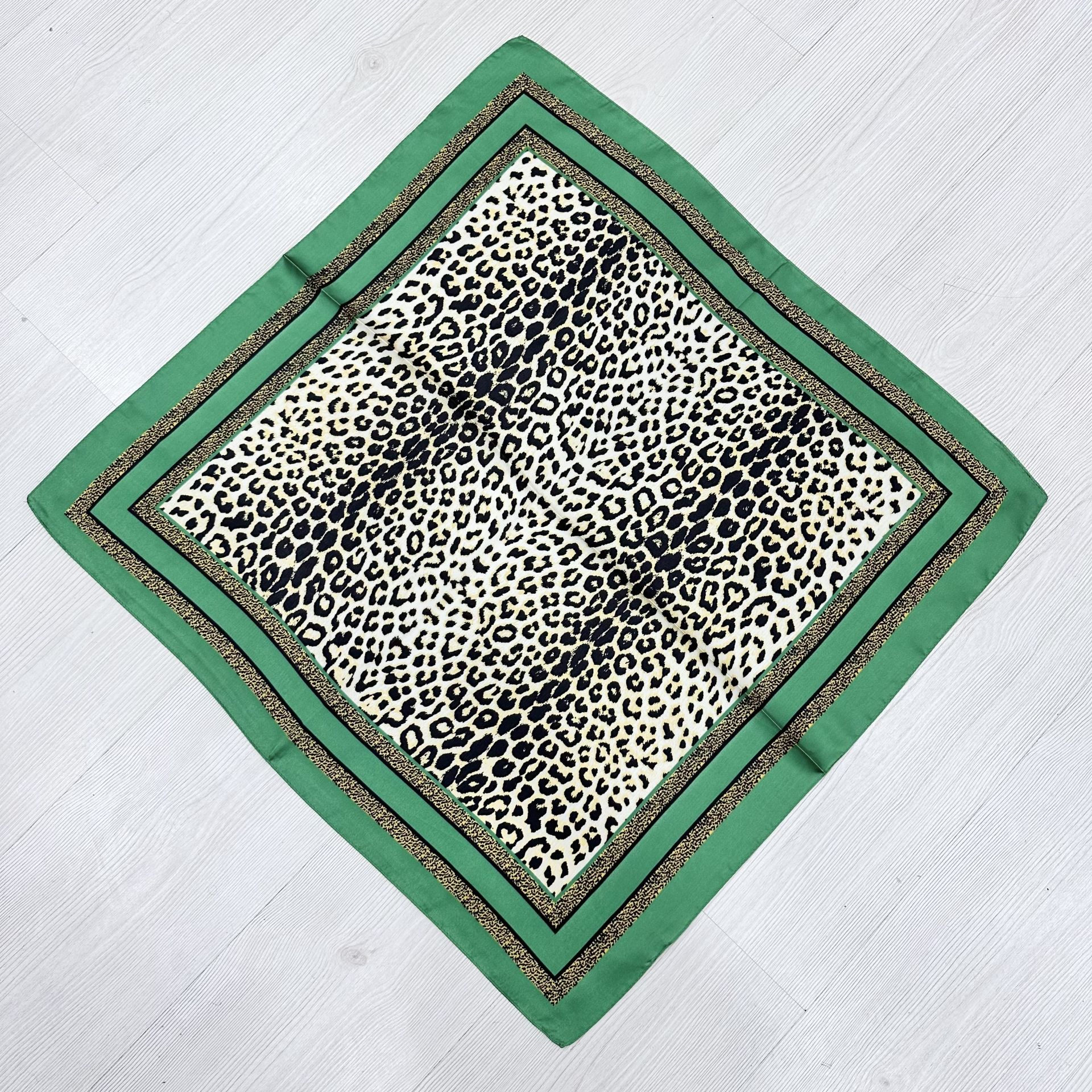 Yeşil Leopar Desenli Fular - Şal (70*70cm)