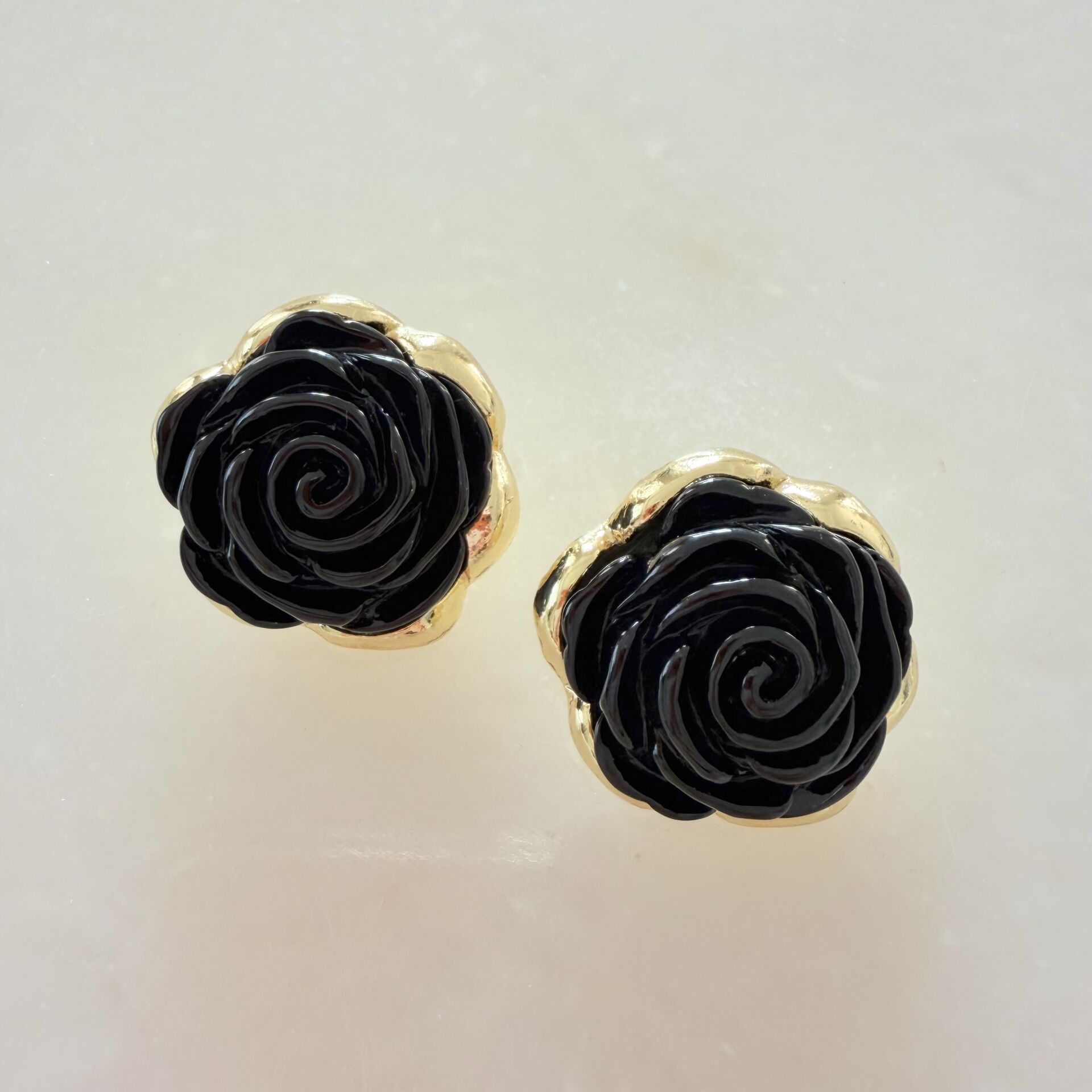 Marka Model Siyah Gül Küpe