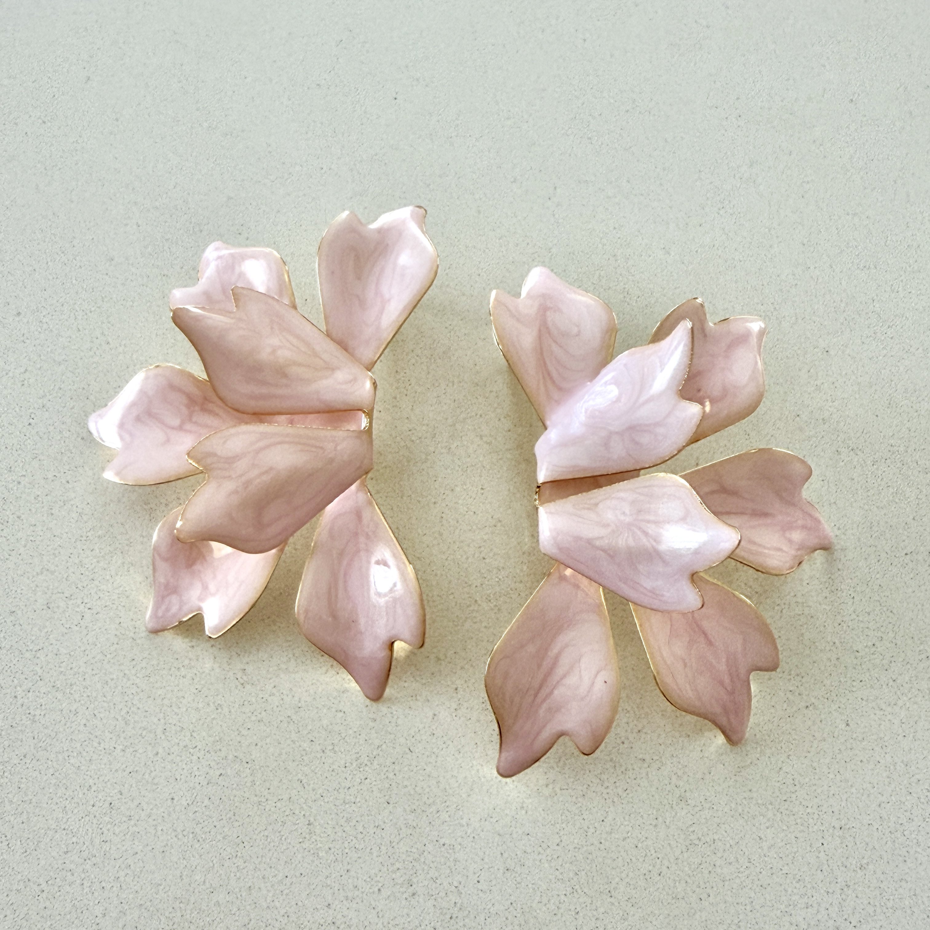 Pembe Metal Çiçek Küpe