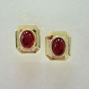 Kırmızı Boncuk Detaylı Kare Form Küpe