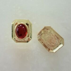 Kırmızı Boncuk Detaylı Kare Form Küpe