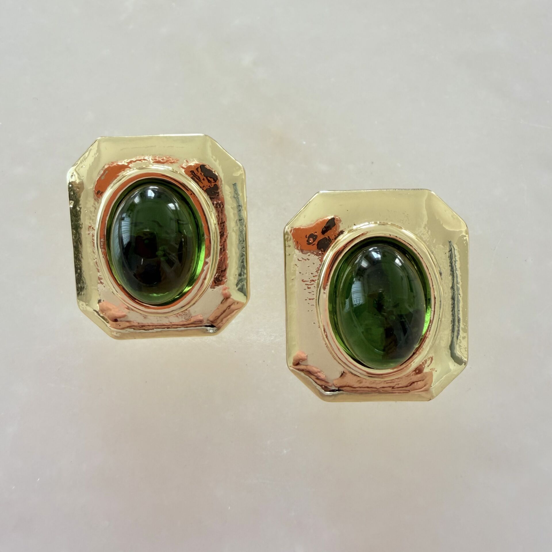 Yeşil Boncuk Detaylı Kare Form Küpe