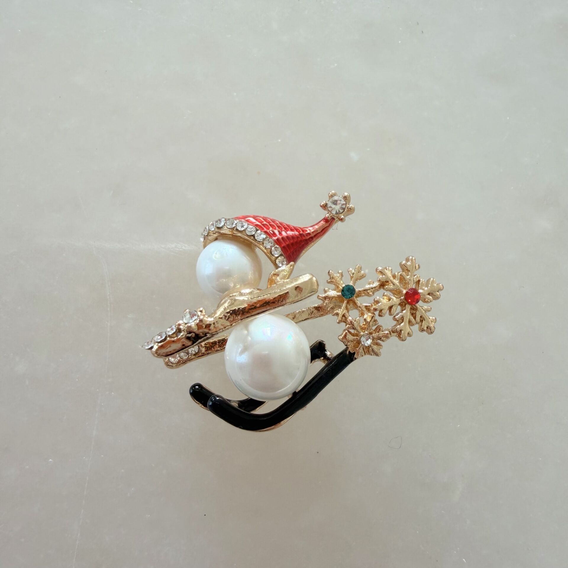 Kayak Yapan İnci Kardan Adam Broş