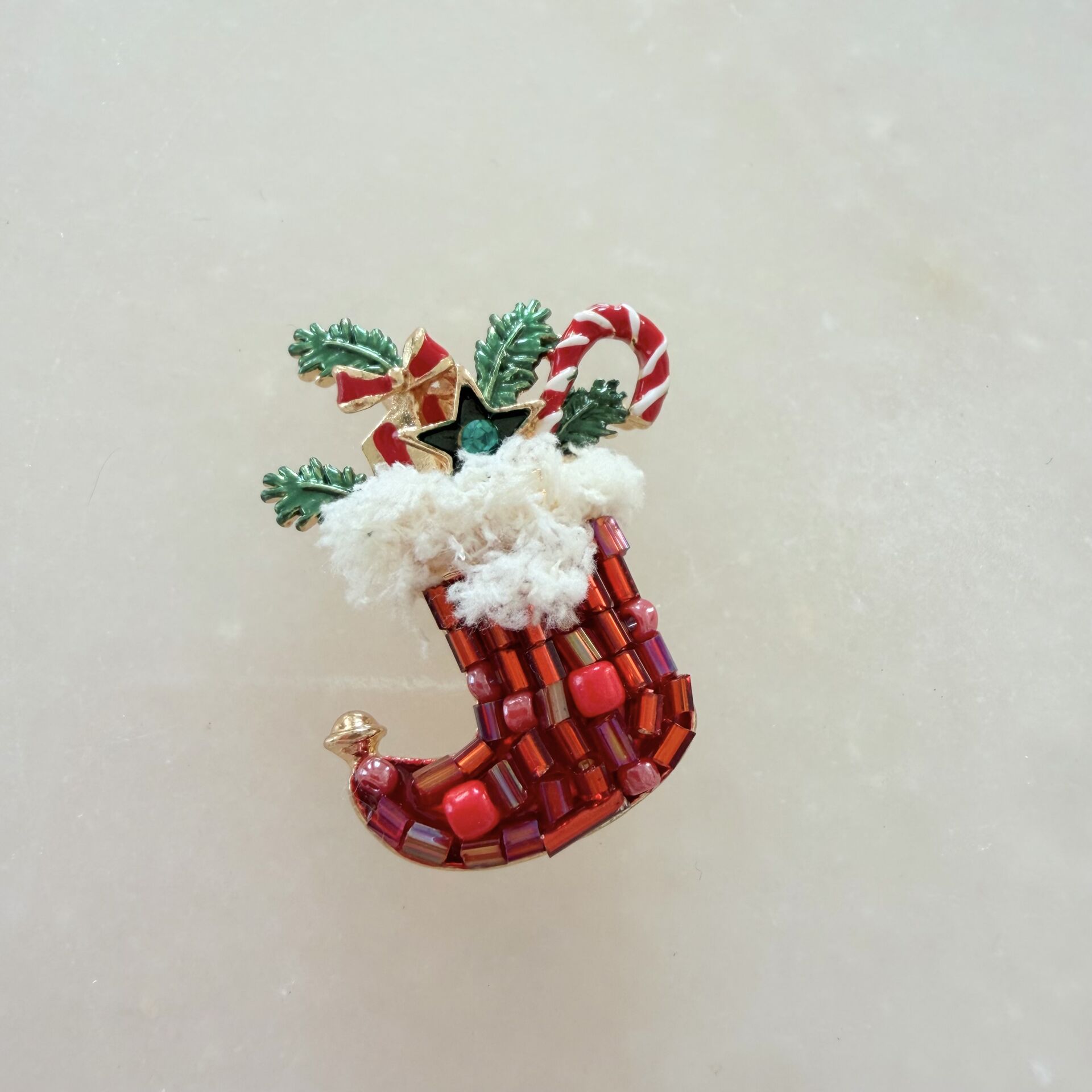 Kırmızı Boncuklu Hediye Dolu Yeniyıl Çorap Broş