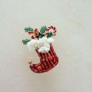 Kırmızı Boncuklu Hediye Dolu Yeniyıl Çorap Broş