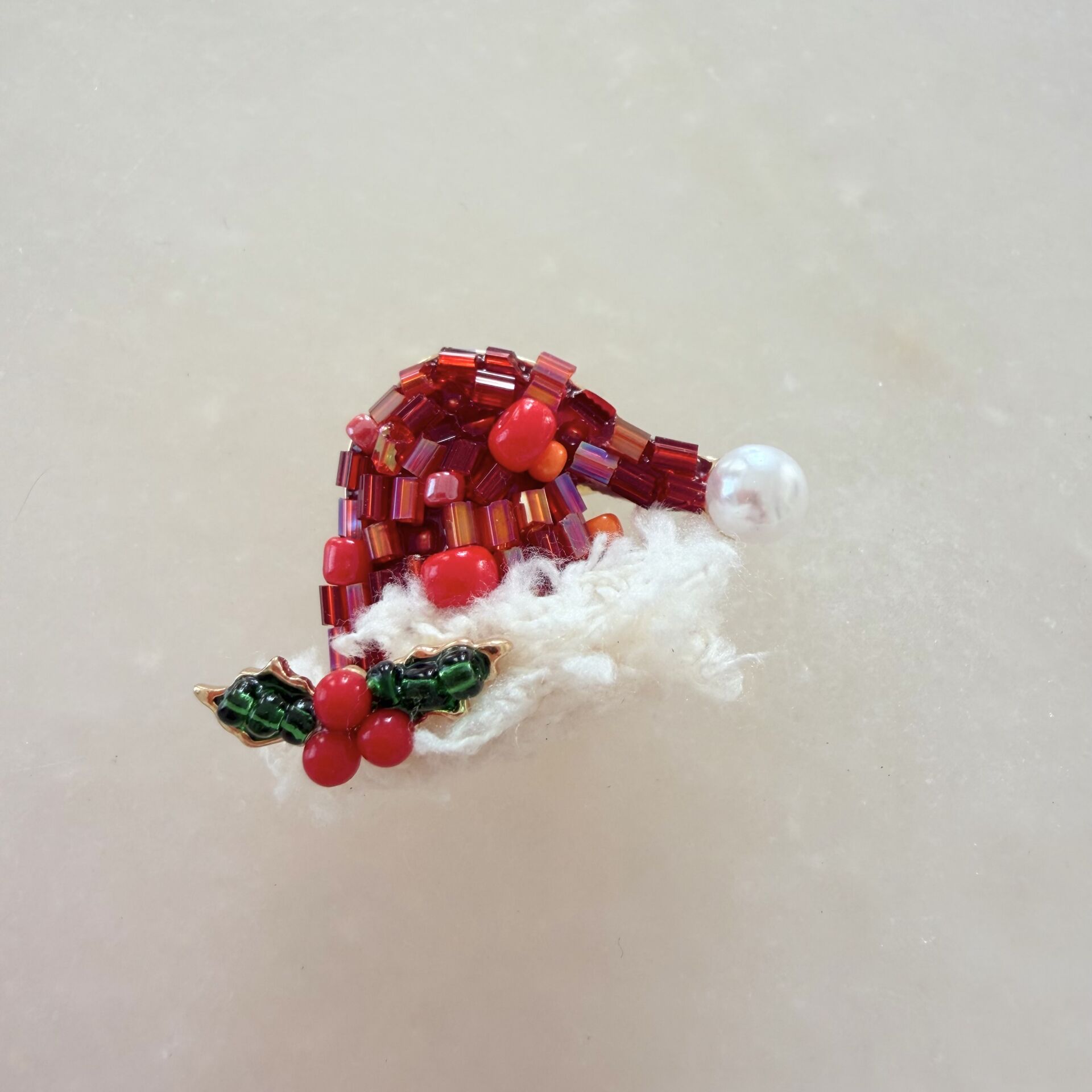 Kırmızı Boncuklu Yeniyıl Şapkası Broş