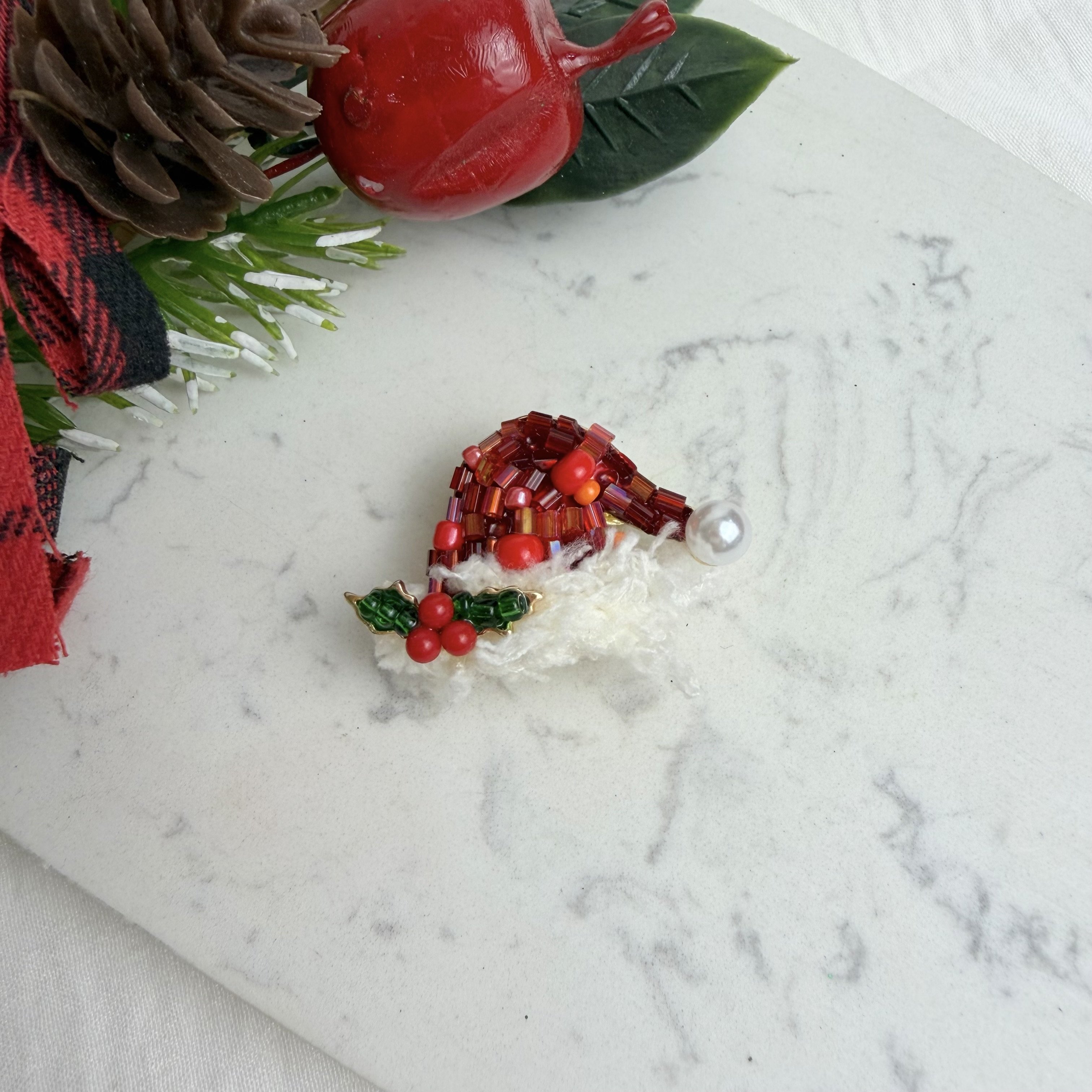 Kırmızı Boncuklu Yeniyıl Şapkası Broş