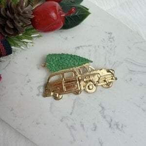Çam Ağacı Taşıyan Araba Yeniyıl Broş