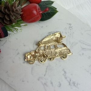 Çam Ağacı Taşıyan Araba Broş