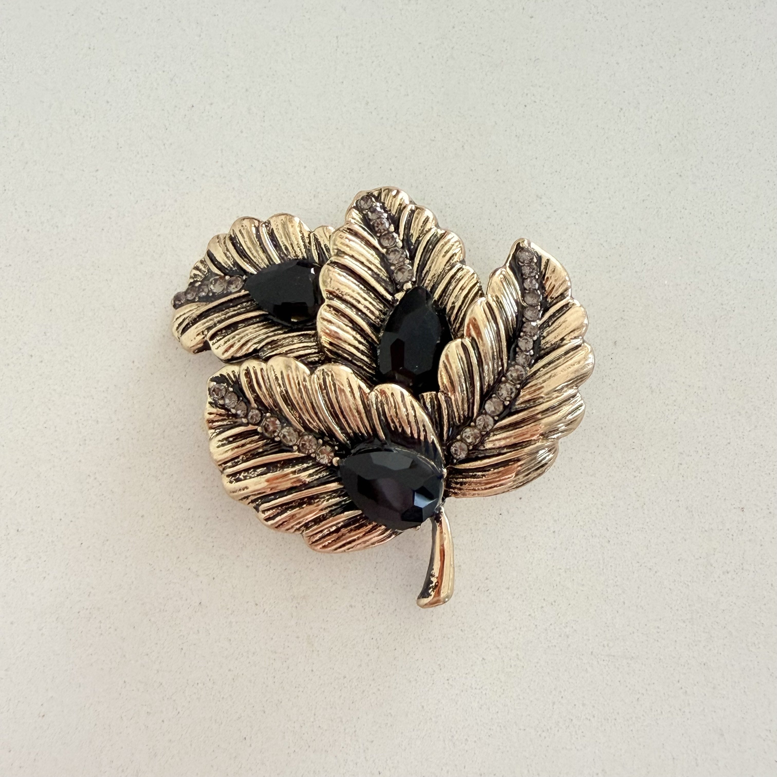 Siyah Taşlı Vintage Yaprak Broş