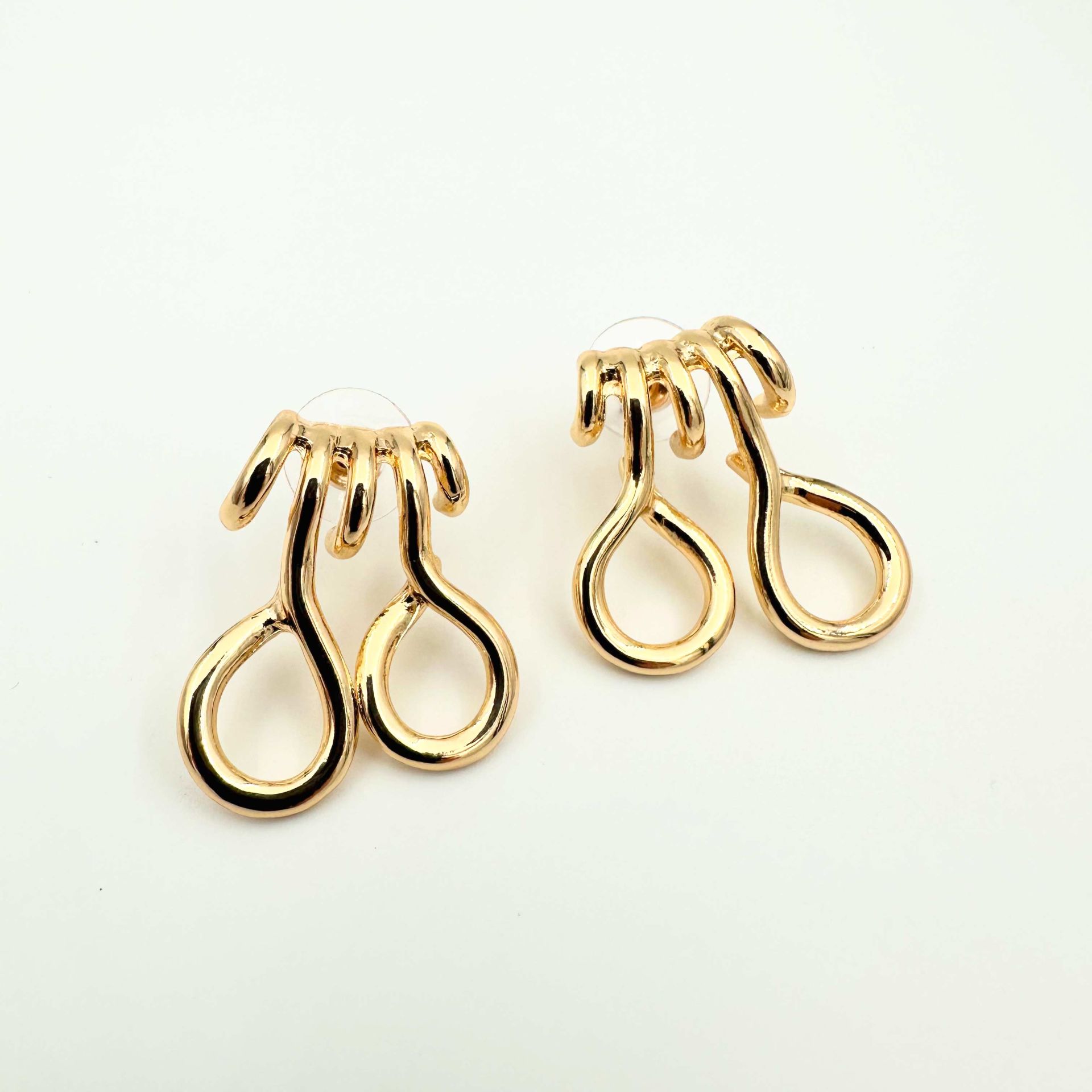 Gold Marka Model Kıvrımlı Küpe